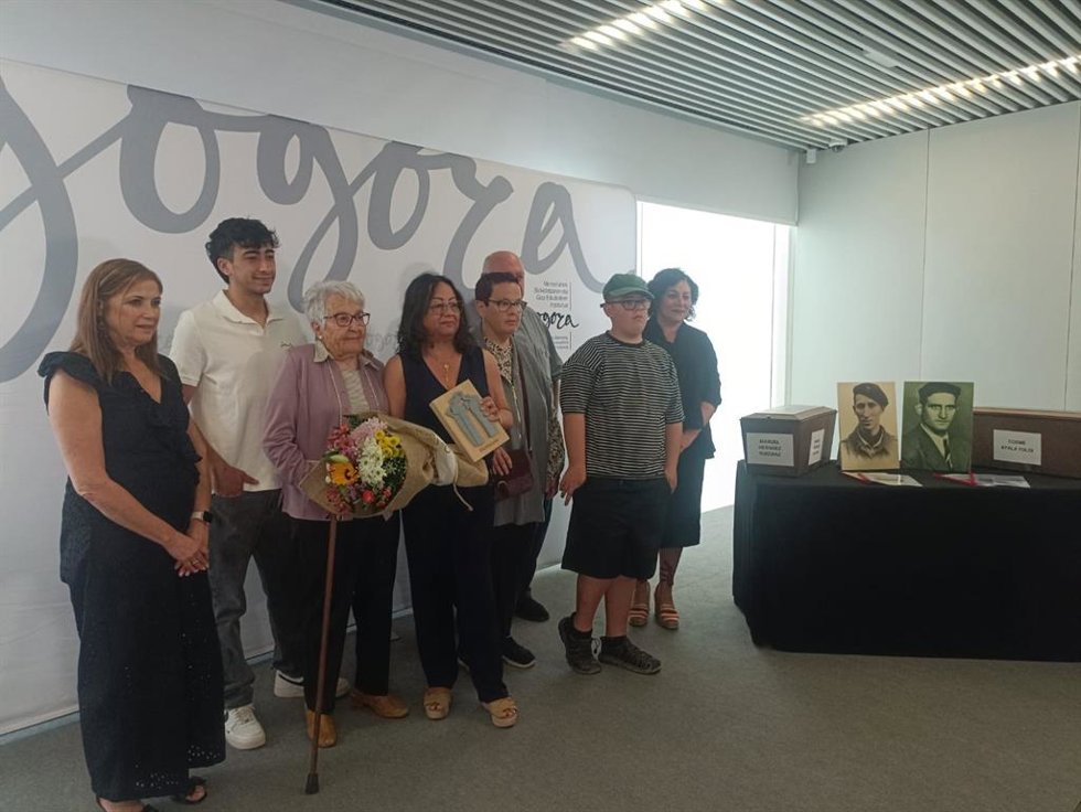 La consejera de Justicia y Derechos Humanos, María Jesús San José, y el director de Gogora, Alberto Alonso, entregan los retsos de los milicioanos Cosme Ayala y Manuel Narváez a sus familias, en un acto en Bilbao