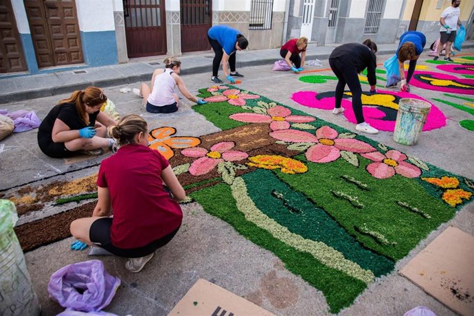 Archivo - Vecinos de San Vicente de Alcántara trabajan en las famosas alfombras del Corpus Christi.