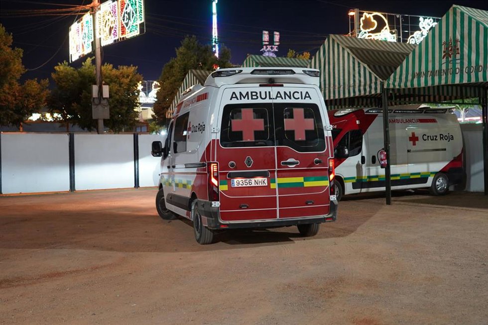 Imagen de una ambulancia de Cruz Roja en la Feria de Córdoba.