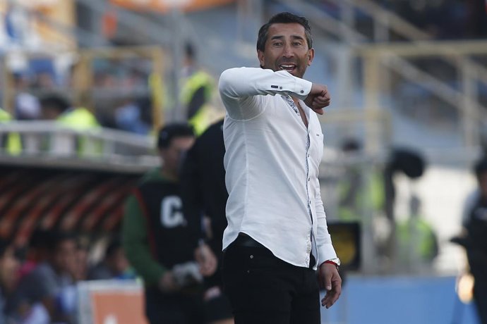 Futbol,  Universidad Católica vs Cobrelos Copa Chile 2018 El entrenador de  Cobrelos Rodrigo Perez, dirige durante el partido contra Universidad Católica  por Copa Chile en el estadio Nacional. Santiago 17/06/2018 Ramon Monroy/Photosport  Football,