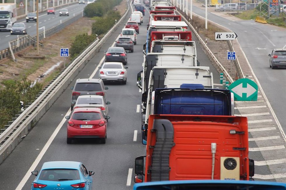 Archivo - Una gran cantidad de camiones han realizado una marcha lenta por la carretera S-30, como señal de protesta por sus malas condiciones laborales a 17 de marzo del 2022 en Sevilla (Andalucía, España)