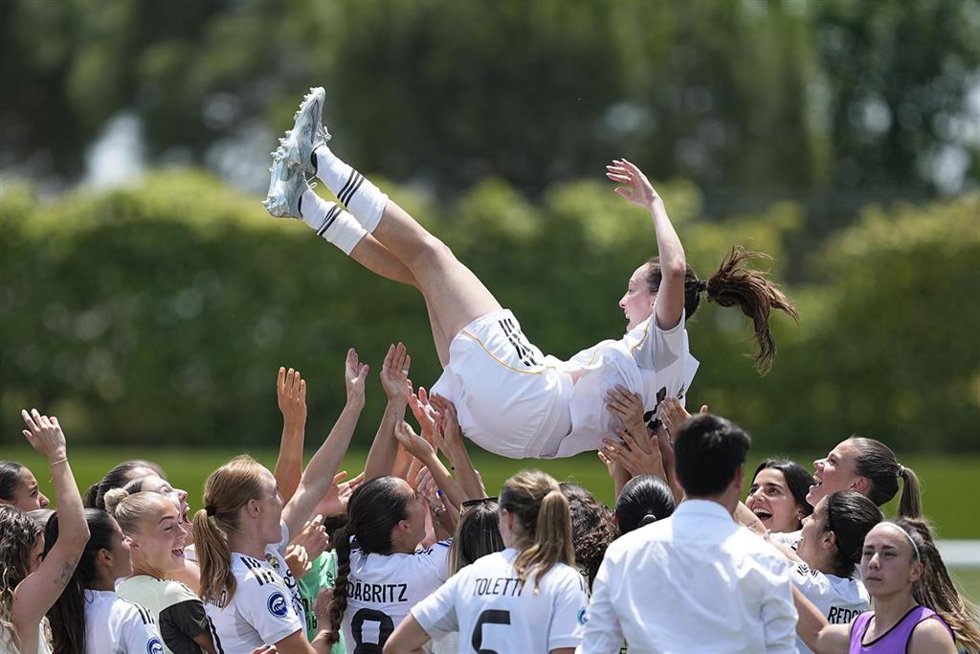 Caroline Weir, manteada por sus compañeras del Real Madrid