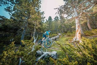 Un participante en un escenario espectacular de la  primera edición del Villanúa Bike Festival.