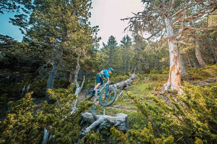Un participante en un escenario espectacular de la  primera edición del Villanúa Bike Festival.