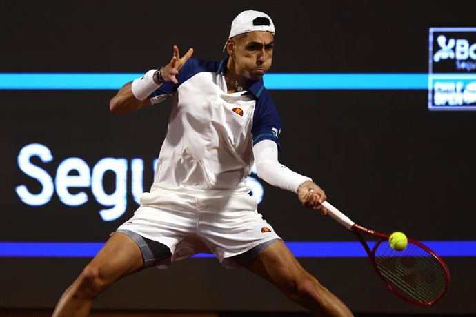 Tenis, Alejandro Tabilo vs Tomas Barrios Vera El tenista Alejandro Tabilo  de Chile regresa la bola en contra de Tomas Barrios Verade Chile por el ATP 250 de Santiago  2024 en el Club Deportivo San Carlos de Apoquindo en Santiago,