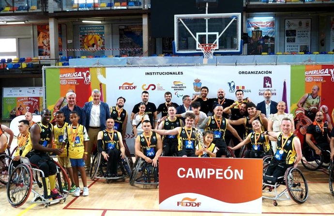 El CD Ilunion celebra la conquista de la Superliga de BSR 2025-2026