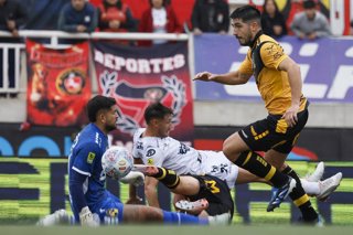 Futbol, Deportes Limache vs Coquimbo Unido. Fecha 14, Liga de Primera 2026. El jugador de Deportes Limache Marcos Arturia, centro, disputa el balon con Gonzalo Flores de Coquimbo Unido durante el partido de la Liga de Primera realizado en el estadio