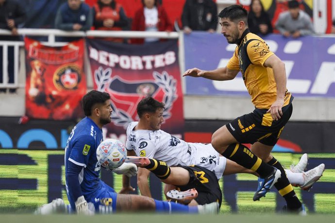 Futbol, Deportes Limache vs Coquimbo Unido. Fecha 14, Liga de Primera 2026. El jugador de Deportes Limache Marcos Arturia, centro, disputa el balon con Gonzalo Flores de Coquimbo Unido durante el partido de la Liga de Primera realizado en el estadio