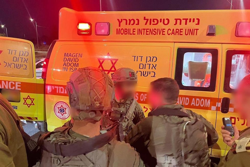 Militares israelíes junto a una ambulancia en la estación de autobuses de Gush Etzion, en Cisjordania