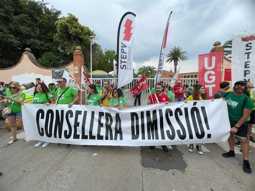 Imagen de manifestantes a las puertas de la Conselleria de Educación, en València.