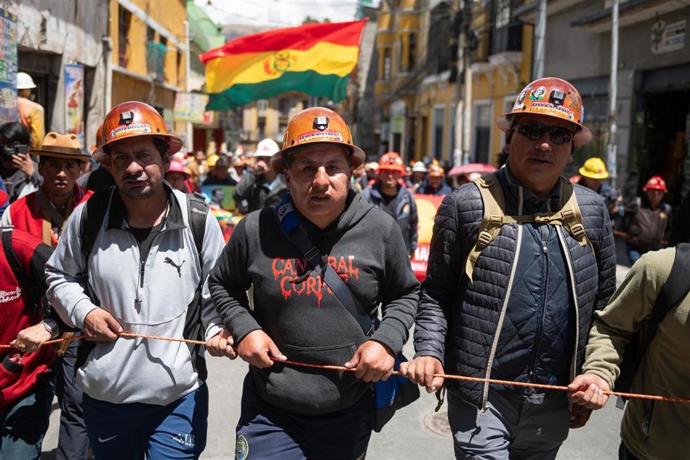 Archivo - Manifestantes de la Central Obrera Boliviana (COB)