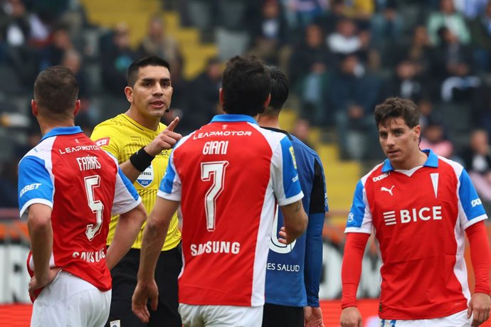 Futbol, Huachipato vs Universidad Catolica Decimocuarta fecha, campeonato Nacional 2026. El arbitro  Mathias Riquelme es fotografiado durante el partido de primera division entre Huachipato vs Universidad Catolica disputado en el estadio CAP de