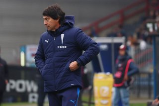 Futbol, Huachipato vs Universidad Catolica Decimocuarta fecha, campeonato Nacional 2026. El entrenador de Universidad Catolica Daniel Garnero es fotografiado durante el partido de primera division contra Huachipato disputado en el estadio CAP de