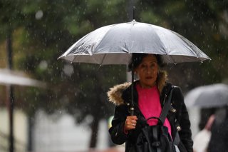 Santiago, 6 de mayo de 2026. Lluvia en Santiago durante el frente de mal tiempo que afecta la Region Metropolitana. Jonnathan Oyarzun/Aton Chile