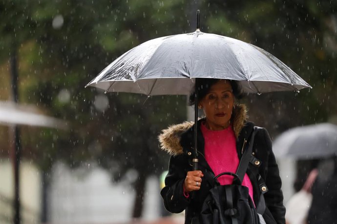 Santiago, 6 de mayo de 2026. Lluvia en Santiago durante el frente de mal tiempo que afecta la Region Metropolitana. Jonnathan Oyarzun/Aton Chile