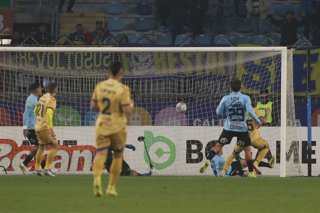 Futbol, O’Higgins vs Everton Fecha 14, Liga de Primera 2026  El jugador de Everton Lucas Soto, derecha, convierte su gol contra O’Higgins durante el partido de la liga de primera disputado en el Estadio Codelco El Teniente de Rancagua,