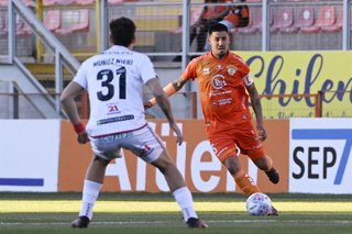 Futbol, Cobreloa vs Rangers, liga de ascenso 2026. El jugador de Cobreloa Rodolfo Gonzalez controla el balon durante el partido de Liga de Ascenso Caixun contra Rangers disputado en el estadio Zorro del Desierto, Calama 31/05/2026 Pedro