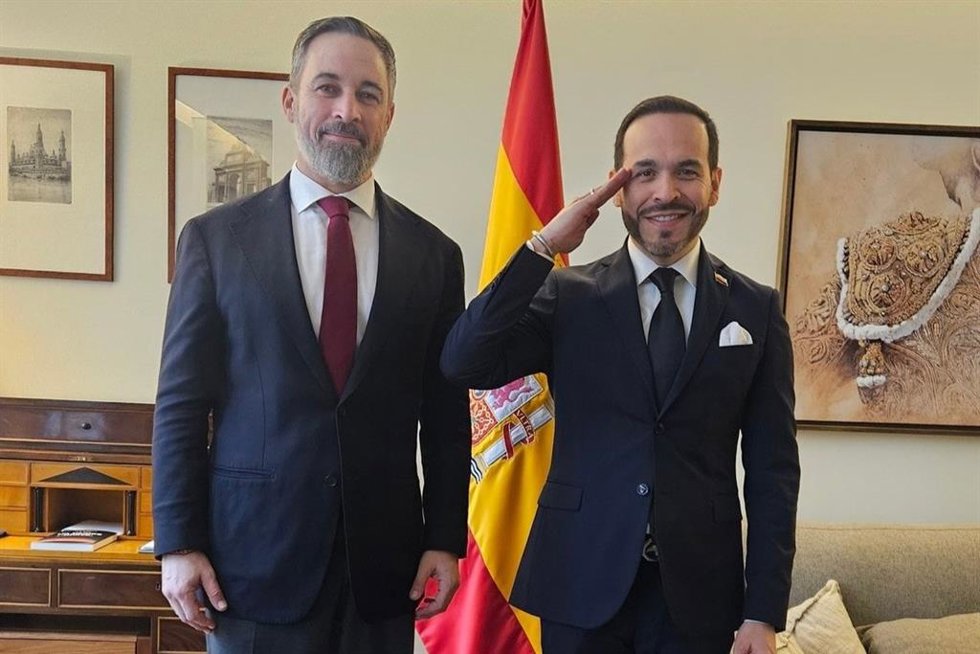 El líder de Vox, Santiago Abascal, posa junto al ganador de la primera vuelta de las elecciones presidenciales de Colombia de 2026, Abelardo de la Espriella. Imagen de archivo
