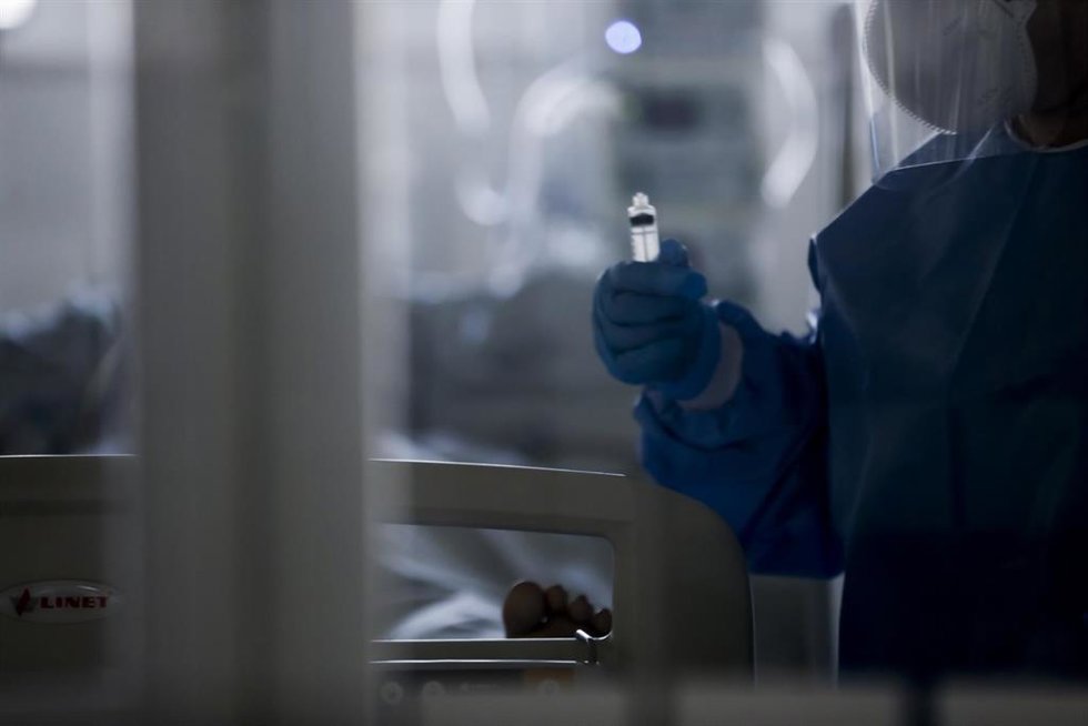 Archivo - Personal sanitario del Instituto de Infectología Emílio Ribas de São Paulo