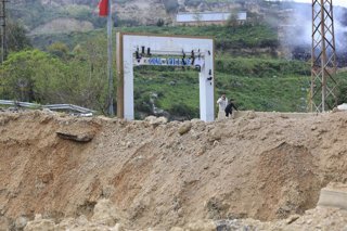 Archivo - El puente Qasmiye, en el sur del Líbano, que une Zahrani, Sidón y Tiro, dañado por bombardeos israelíes