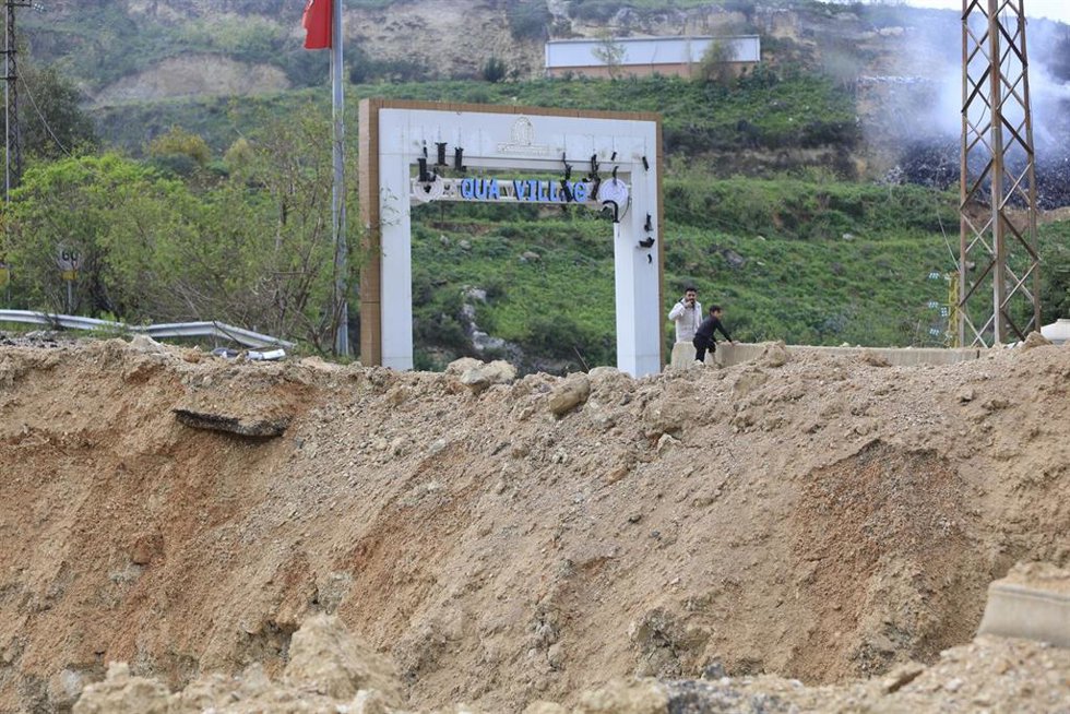 Archivo - El puente Qasmiye, en el sur del Líbano, que une Zahrani, Sidón y Tiro, dañado por bombardeos israelíes