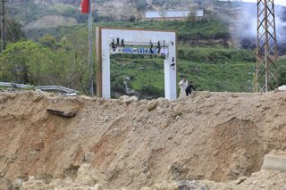 Arxiu - El pont Qasmiye, al sud del Líban, que uneix Zahrani, Sidón i Tir, danyat per bombardejos israelians