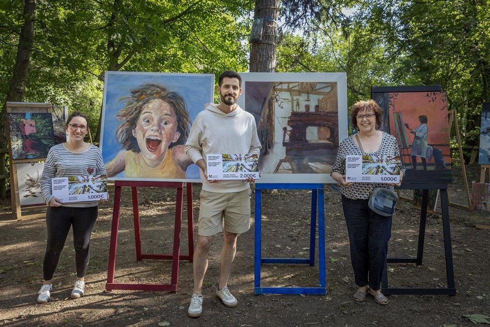 De izquierda a derecha, Sara Sola (accésit), Mikel Sanz (primer premio) y Ana María Silva (accésit) junto a sus obras.