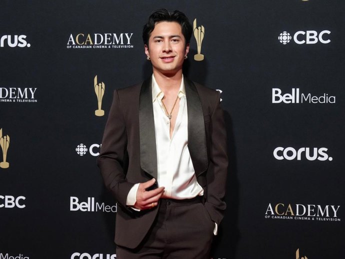Hudson Williams recibe el premio a Mejor Artista Principal por la serie 'Más que rivales'.