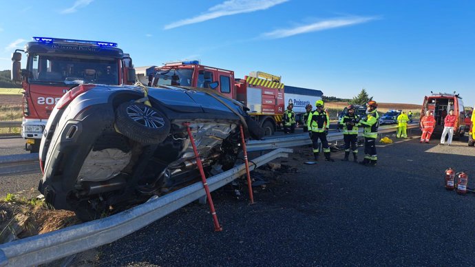 Imagen del vehículo siniestrado en la A-67 en Herrera de Pisuerga (Palencia)