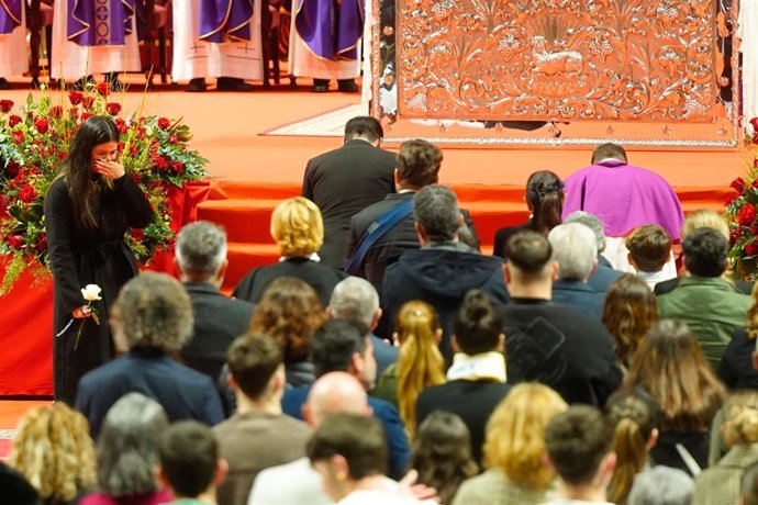 Archivo - Liliana Sáenz de la Torre, hija de una de las victimas, habla como portavoz durante la misa funeral en memoria de las 45 personas fallecidas en el accidente ferroviario de Adamuz (Córdoba). A 29 de enero del 2026 en Huelva, España.
