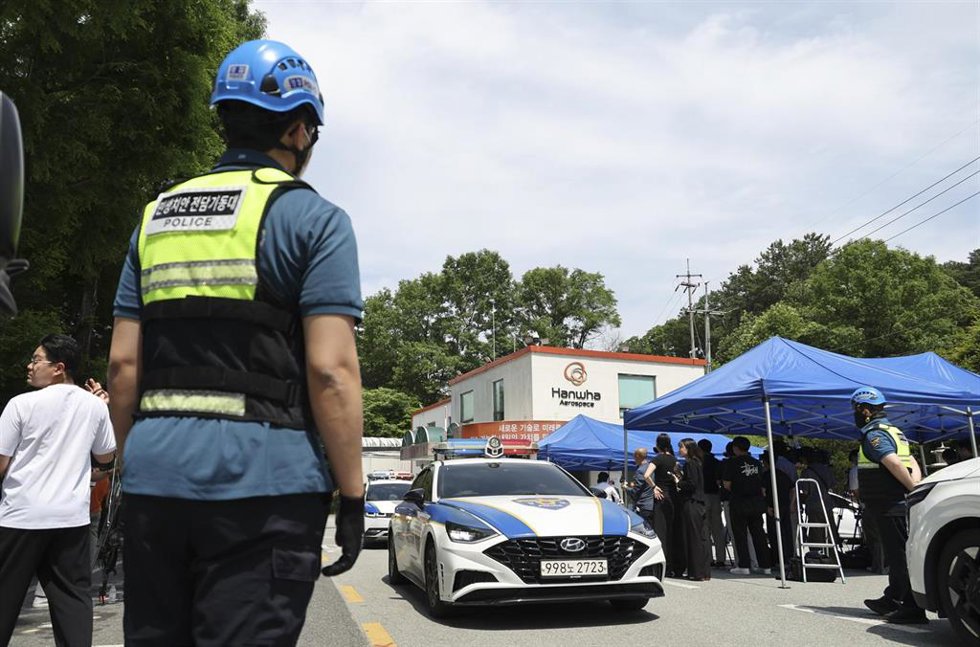 Control de tráfico tras una explosión en una fábrica de la empresa Hanwha Aerospace en la ciudad de Daejeon, en Corea del Sur