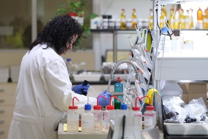 Archivo - Imagen de un investigador en un laboratorio