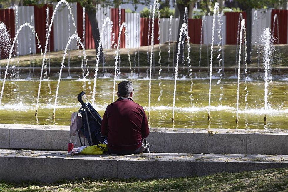 Archivo - Varias personas en el parque de Madrid Río, a 6 de abril de 2026, en Madrid (España)