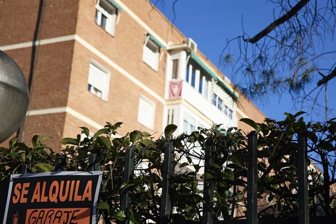 Archivo - El precio del alquiler en España sube un 4% interanual en el mes de mayo, un 0,3% más, según Idealista.