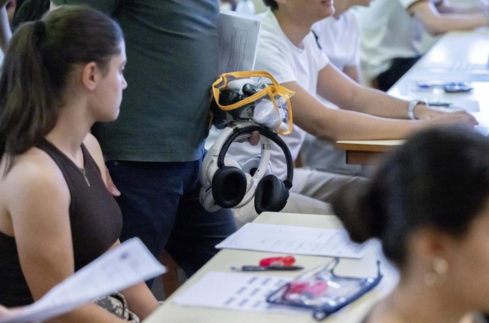 Los examinadores recogen los dispositivos electrónicos en el primer examen de la PAU 2026, en la Facultad de Ciencias de la Información de la Universidad Complutense de Madrid, a 1 de junio de 2026, en Madrid (España). La Prueba de Acceso a la Universidad