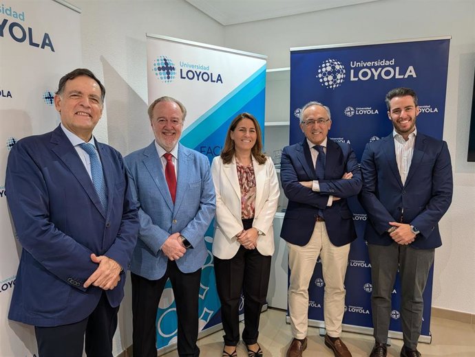 Responsables de Loyola y del Colegio de Economistas de Córdoba tras la firma del convenio.