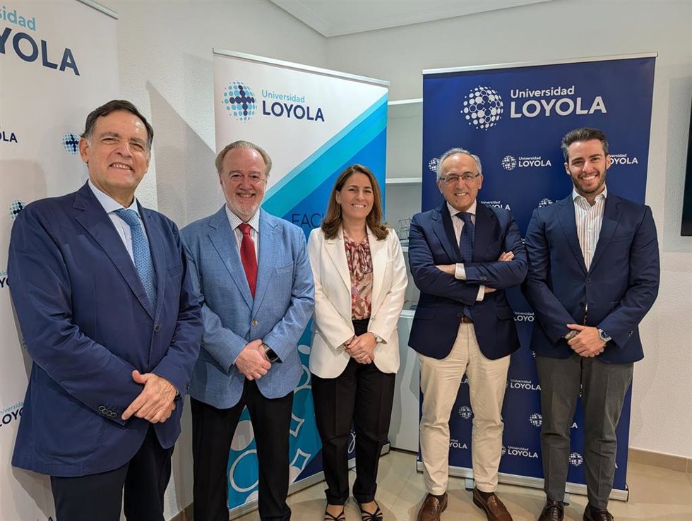 Responsables de Loyola y del Colegio de Economistas de Córdoba tras la firma del convenio.