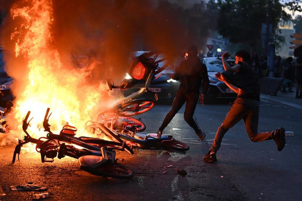 Incendio en la celebración de los aficionados del PSG por la Champions 2025-26. 