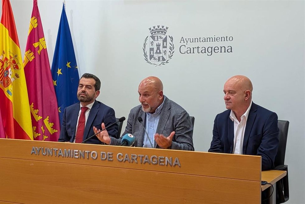 Los concejales de Vox en el Ayuntamiento de Cartagena, Gonzalo López Pretel y Diego Salinas, junto al portavoz del partido en la Asamblea, Rubén Martínez Alpañez, tras ser cesados