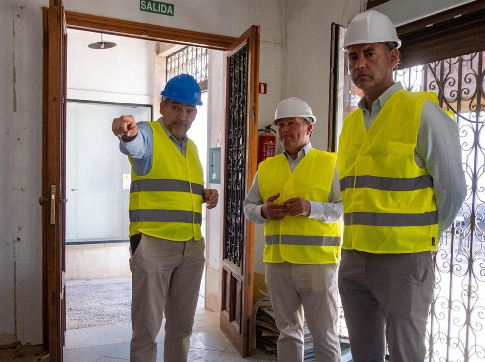 Visita del presidente de la Diputación de Huelva, David Toscano, a Zufre para evaluar las obras de ' Tu Diputación invierte'.