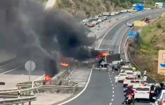 Dos camiones colisionaron este pasado domingo por la tarde-noche en la A-92 a la altura de Alfacar.