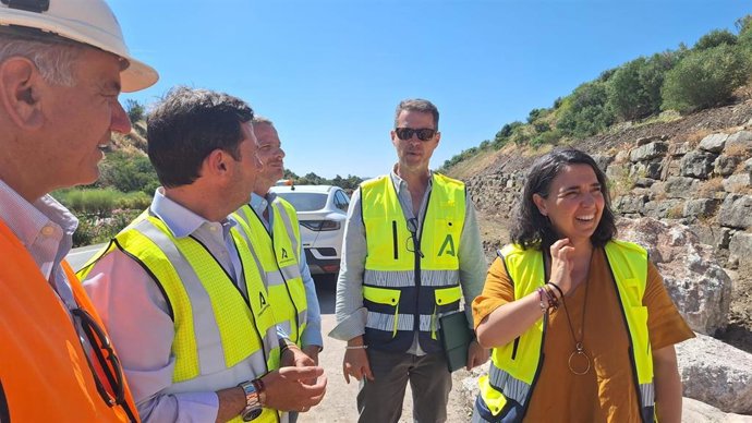 El subdelegado de la Junta de Andalucía en el Campo de Gibraltar, Javier Ros, y la delegada territorial de Fomento en Cádiz, Carmen Sánchez, en una visita a las obras de emergencia de la A-384 en Los Barrios (Cádiz)
