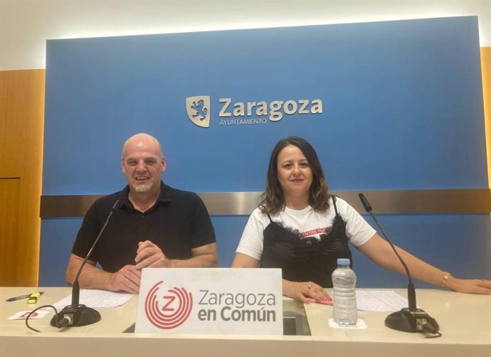 La portavoz del grupo municipal de Zaragoza en Común (ZeC) en el Ayuntamiento de Zaragoza, Elena Tomás, y el concejal, Suso Domínguez