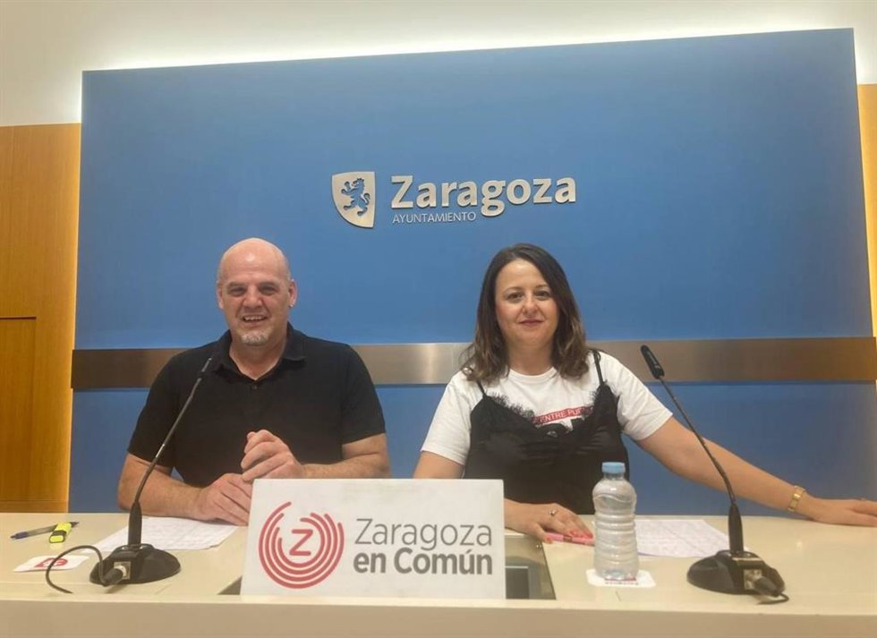 La portavoz del grupo municipal de Zaragoza en Común (ZeC) en el Ayuntamiento de Zaragoza, Elena Tomás, y el concejal, Suso Domínguez