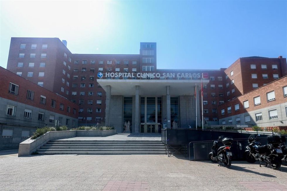 Archivo - Archivo.- Fachada del Hospital Clínico San Carlos