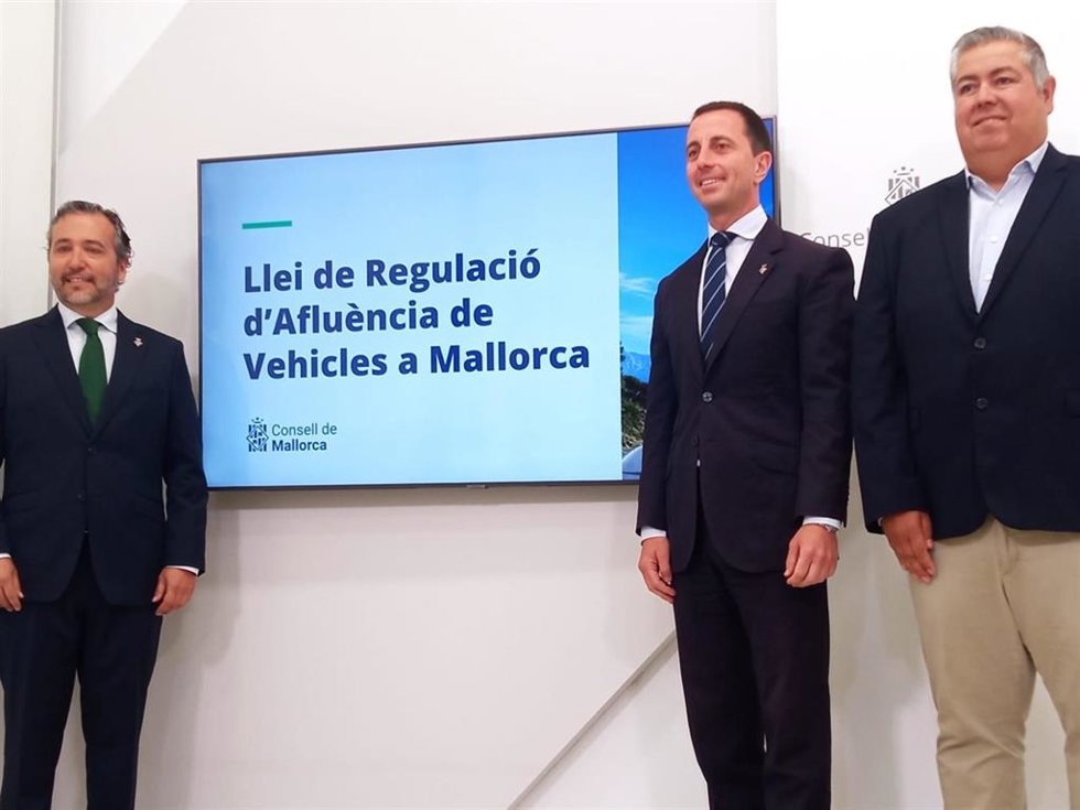 El conseller de Infraestructuras, Fernando Rubio; el presidente del Consell de Mallorca, Llorenç Galmes, y el director insular de Movilidad, Rafel Olvier.