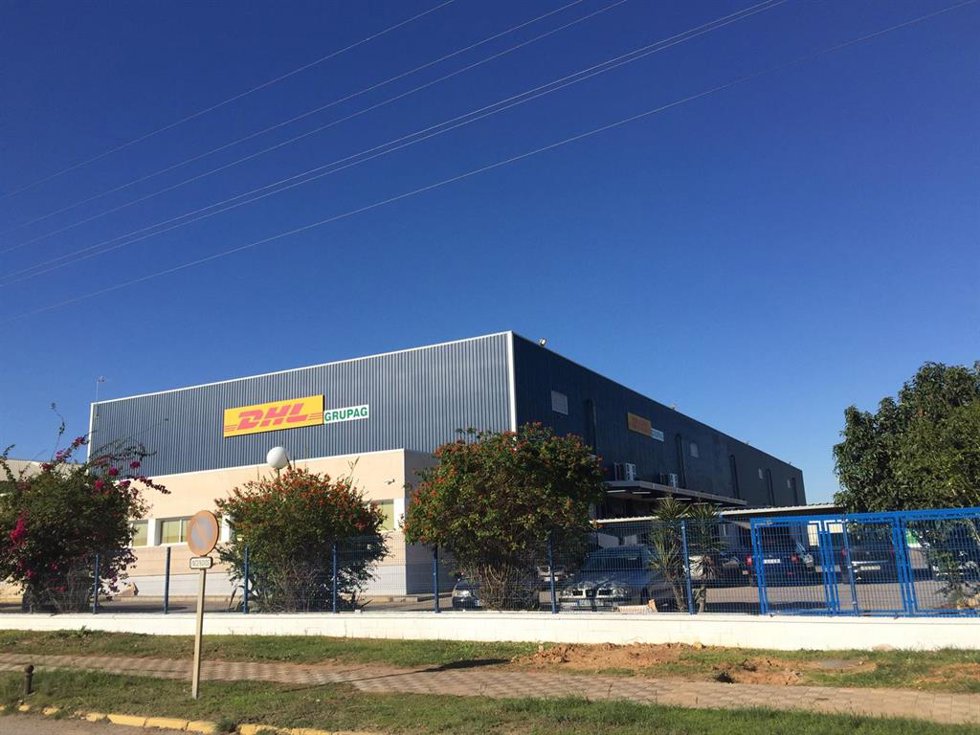 Archivo - Imagen de archivo del centro logístico de DHL en Dos Hermanas (Sevilla)