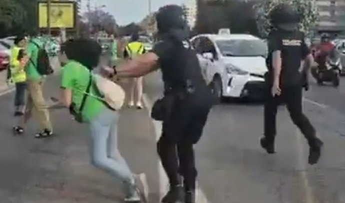 Denuncian la "brutal agresión" de un policía a una manifestante por la educación pública en València