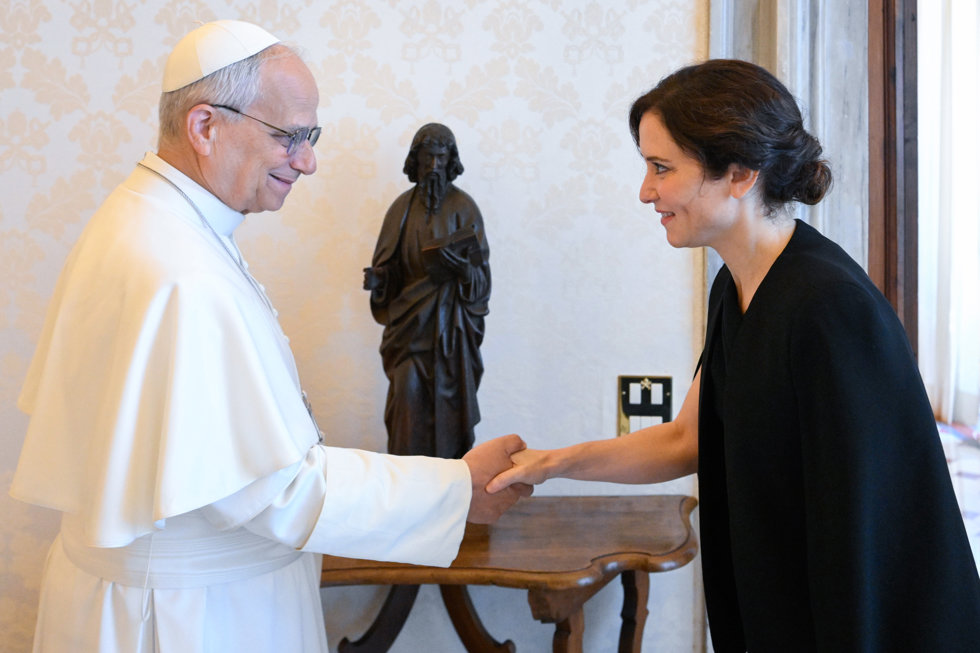 La presidenta de la Comunidad de Madrid, Isabel Díaz Ayuso, se reúne con el Papa cinco días antes de su visita a Madrid y aborda la situación de los jóvenes o la integración