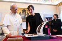 Ayuso entrega un libro al Papa sobre los valores católicos del pueblo de Madrid: "Estamos entusiasmados con su llegada"